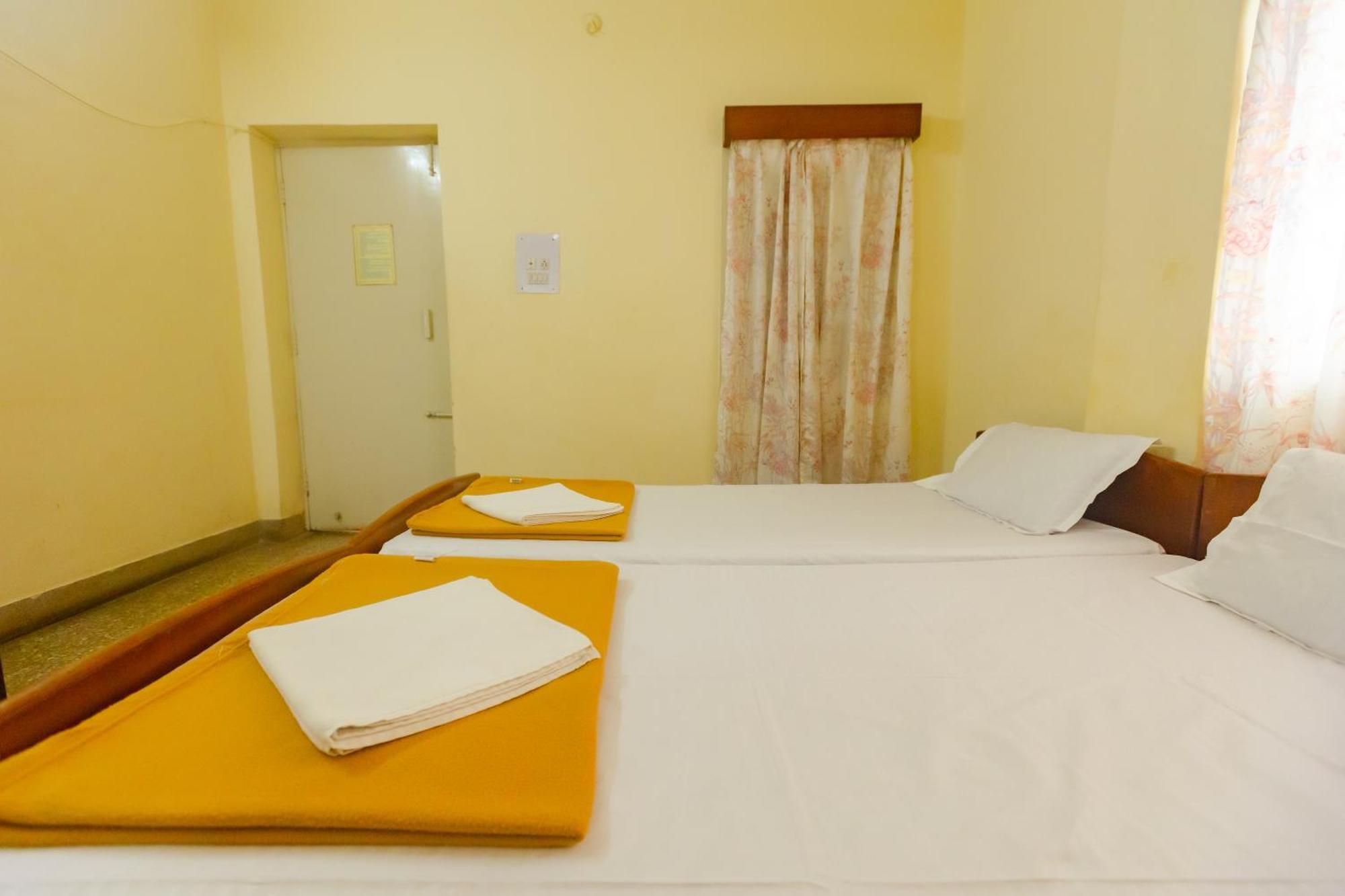 Sri Ramakrishna Hotel Bangalore Exterior photo